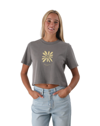 The Born by the Sea Womens Daisy T-Shirt in Faded Grey