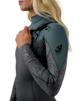 The O'Neill Womens Epic 4/3mm Chest Zip Wetsuit in Tempered Steel, Shaded Island Sky & Shade