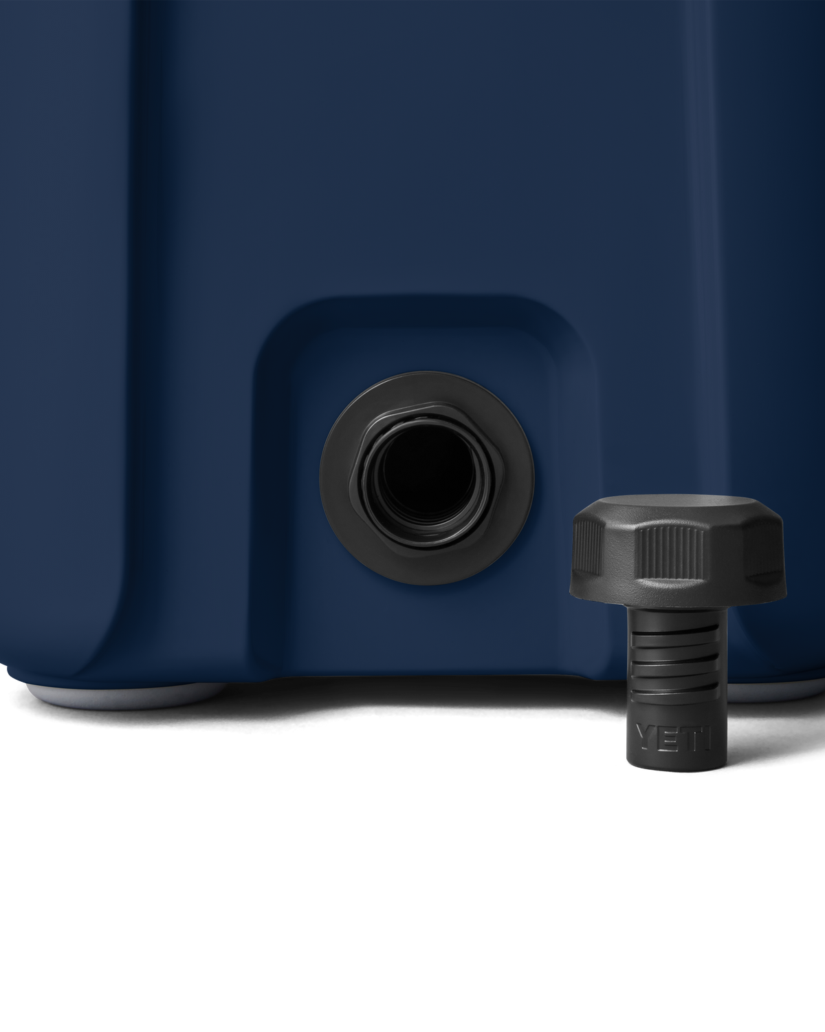 Roadie 15 Cooler in Navy