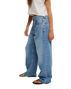 NIA Boyfriend Jeans in Friday