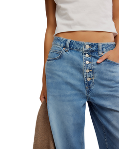 NIA Boyfriend Jeans in Friday