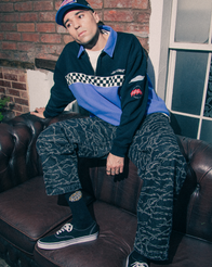 Podium 1/4 Zip Sweatshirt in Black & Sapphire