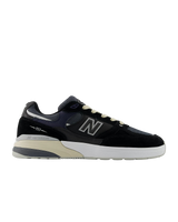 The New Balance Mens Andrew Reynolds 933 Shoes in Black & Navy