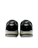 The New Balance Mens Andrew Reynolds 933 Shoes in Black & Navy