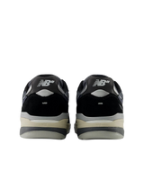 The New Balance Mens Andrew Reynolds 933 Shoes in Black & Navy